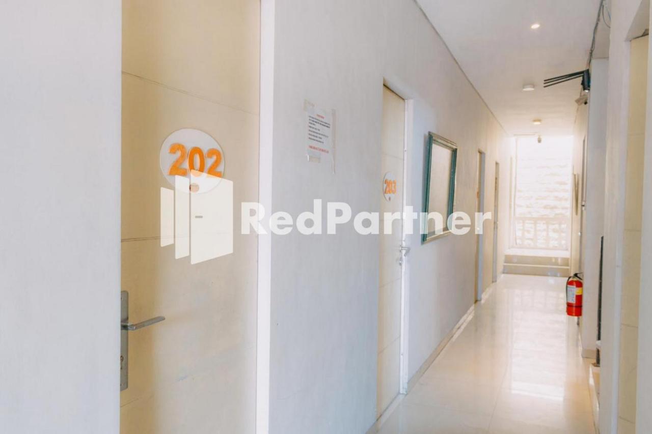 We Stay Residence Redpartner Surabaya Buitenkant foto