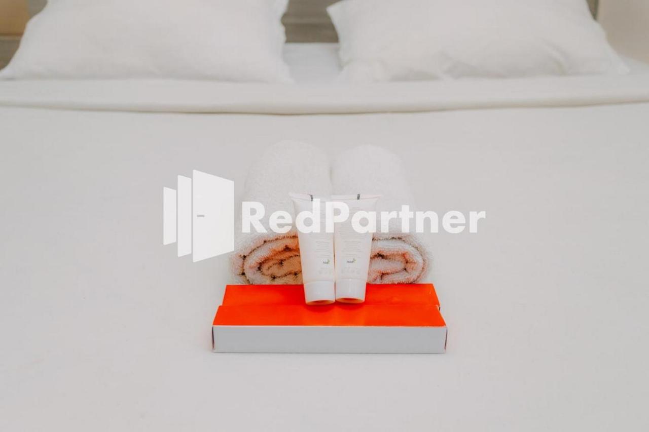We Stay Residence Redpartner Surabaya Buitenkant foto