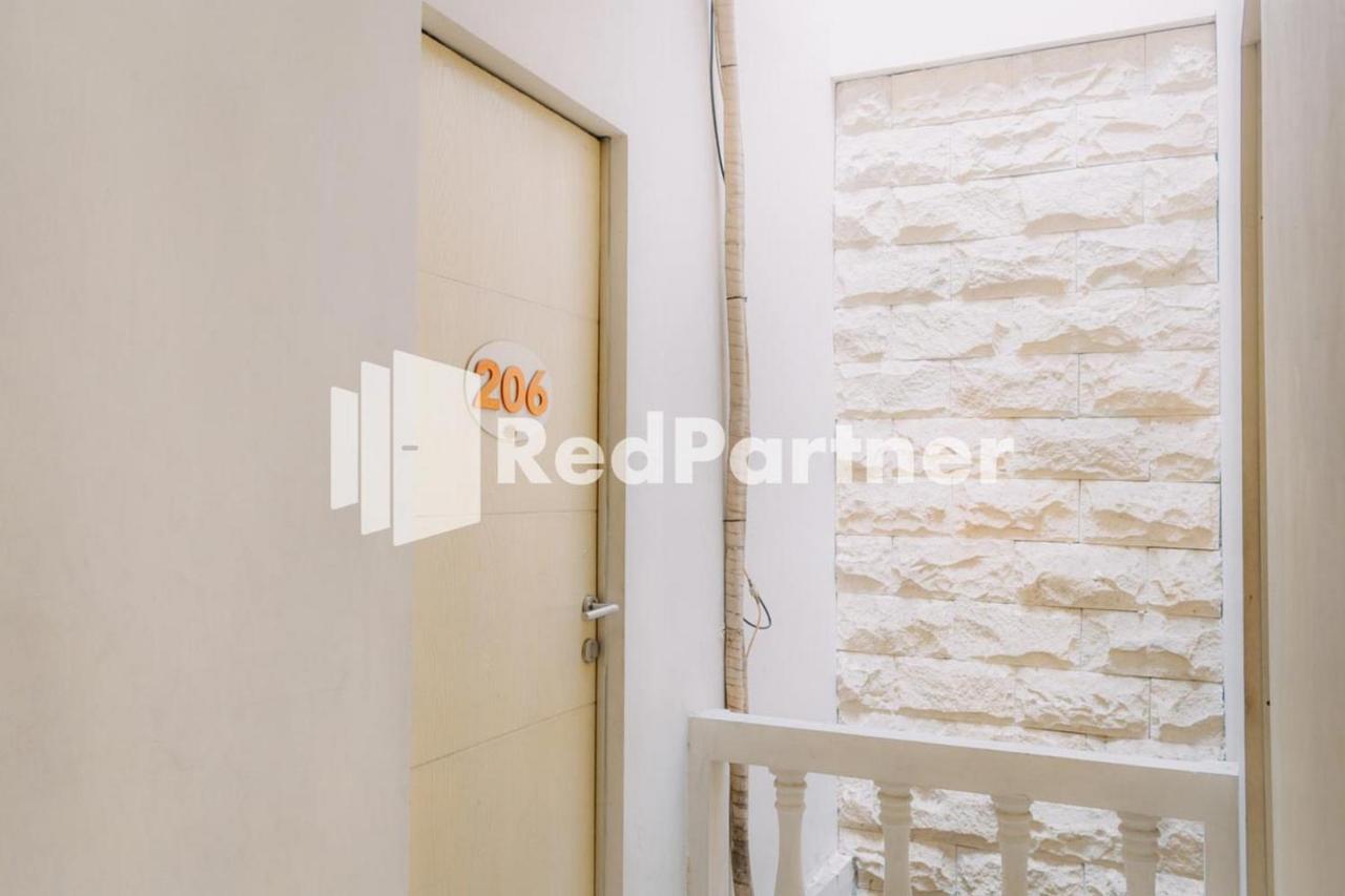 We Stay Residence Redpartner Surabaya Buitenkant foto